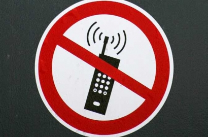 Bahaya Menggunakan "Handphone" Sambil Tiduran