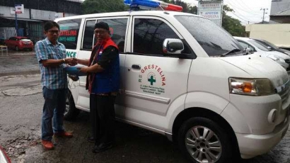 RS Grestelina Makassar Hibahkan Ambulan