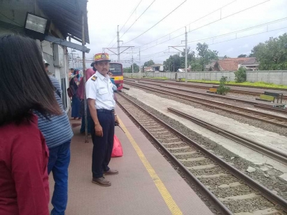 Senin Pagi di "Commuter Line" Jatinegara Menuju Cikarang