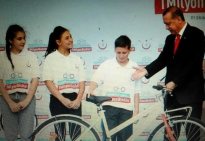 Membagikan Sepeda, Cara Erdogan Memerangi Obesitas dan Diabetes