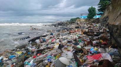 Menuju Lautku Bebas Sampah: Siklus Lautan Sampah di Pantai Padang Ini Kapan Berakhir?