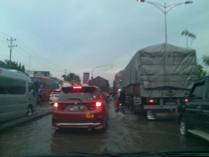 Jalan Kaligawe Semarang Macet karena Banjir