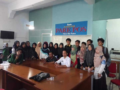 Prodi Komunikasi dan Penyiaran Islam Mengadakan Kunjungan Sambil Belajar di Redaksi Harian Parepos