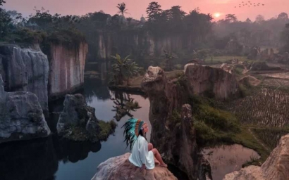 Menikmati Matahari Terbit di Kandang Godzilla, Tebing Koja