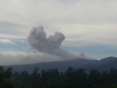 Semburan Debu Vulkanik Gunung Dukono Kembali Meresahkan Warga Halut