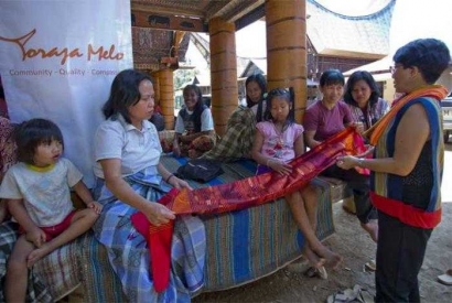 Perempuan Penyelamat Tenun Toraja yang Hampir Punah