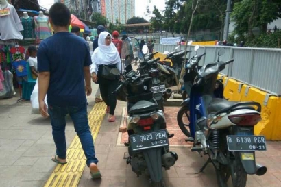 PKL Tanah Abang Berjualan di Jalan, Trotoar Jadi Tempat Parkir Motor