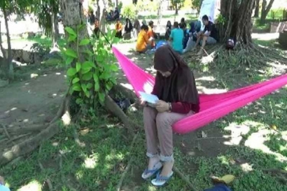 Asyiknya Wisata Literasi di Taman Bambu Runcing Kota Polman