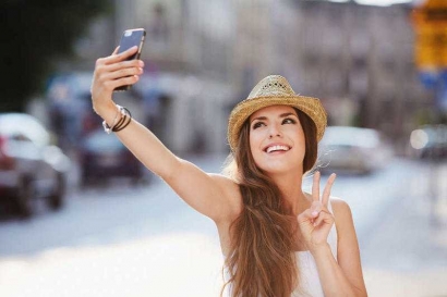 "Selfie" Bukan Hanya Tren, tapi Juga Bisa Jadi Gangguan Kesehatan