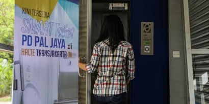 Bertahun Baru di Smart Toilet Halte TransJakarta