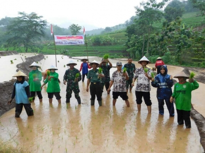 Petani Senang dengan Anggota TNI yang Ikut Bertani