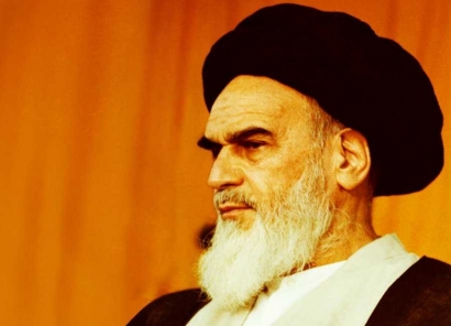 Menilik Perjuangan Ayatullah Khomeini dalam Revolusi Iran