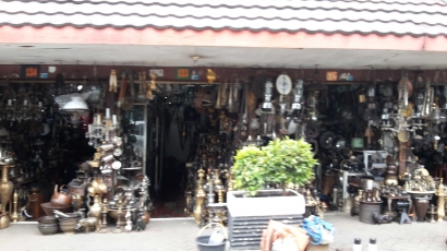 Turunnya Pamor Pasar Barang Antik Jalan Surabaya