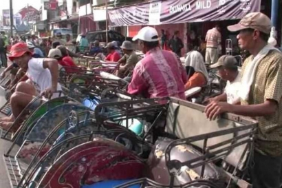 Cerita Tukang Becak di Indramayu yang Tak Tergoda Pindah ke Jakarta