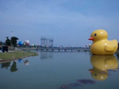 [Cerpen] Misteri "Giant Yellow Duck"