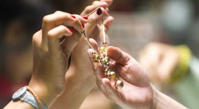 Memakai Perhiasan Emas, Antara Kemakmuran dan Bahaya