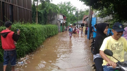 Semalaman Menanti Banjir di Condet, Jakarta Timur
