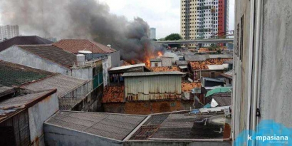 Tiga Rumah Warga Dilalap Api di Kawasan Grogol, Jakarta Barat