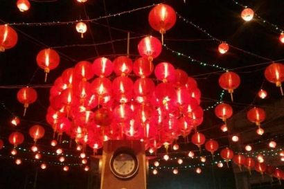 Menikmati Indahnya Malam di Bawah Cahaya Lampion di Pasar Gede Solo