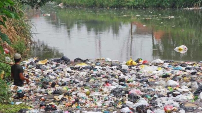 Alasan Kita (Masih) Buang Sampah di Sungai Menurut Kajian Filsafat Arsitektur