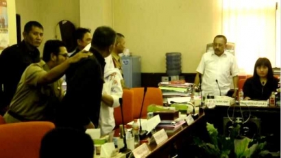 "Hearing" Soal Lahan Warga, Ketua DPRD Terlibat Adu Mulut dengan Kasatpol PP Surabaya