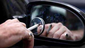 Merokok Sambil Berkendara Sebaiknya Dilarang