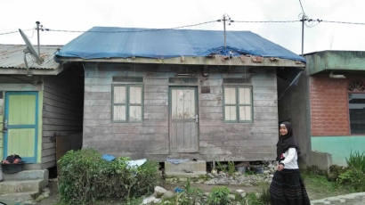 Sepenggal Kisah Nenek yang Rumahnya Rusak Akibat Debu Vulkanik Sinabung