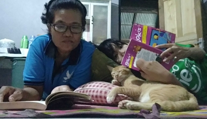 Kehangatan Keluarga Seharum Lembaran Buku, Sehalus Belai Bulu Kucing