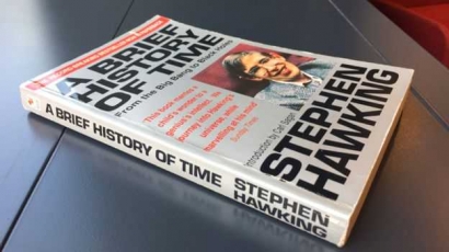 "A Brief History of Time" Karya Stephen Hawking yang Mendobrak Tradisi