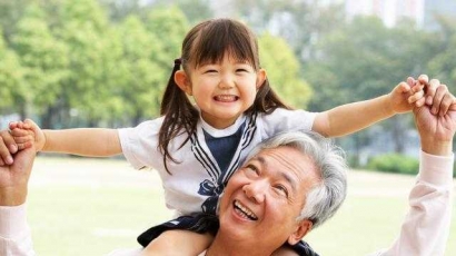 Adanya Perbedaan Pengasuhan antara Orangtua dengan Kakek-Nenek. Anak Pilih Mana?