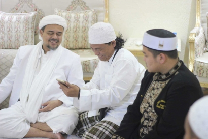 Berkunjung dan Bercengkrama dengan Habib Rizieq di Mekkah