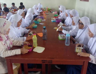 Menciptakan Persaudaraan melalui Makan Siang Bersama di Sekolah