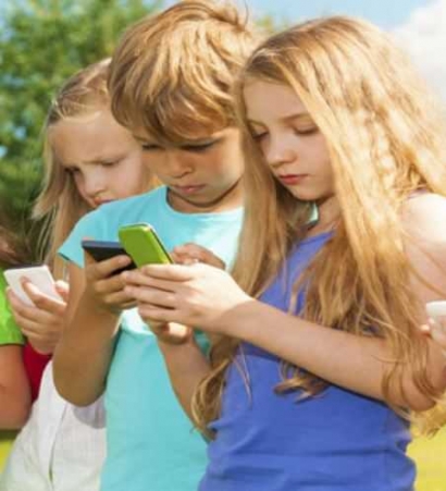 Bahaya Ketergantungan "Smartphone" pada Anak