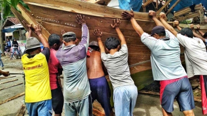 Unik, Tradisi Gotong Royong Dorong Perahu di Brebes