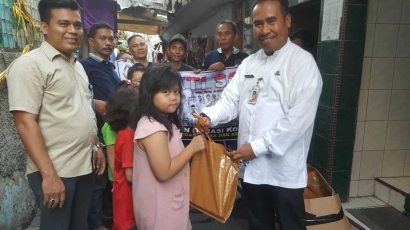 FK-LMK Jakarta Barat Serahkan Donasi bagi Korban Kebakaran Jembatan Besi