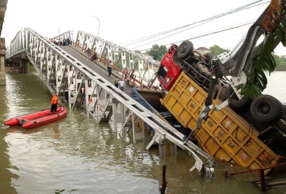 Menyadarkan Kembali Fungsi Jembatan Timbang Pasca Ambruknya Jembatan Widang