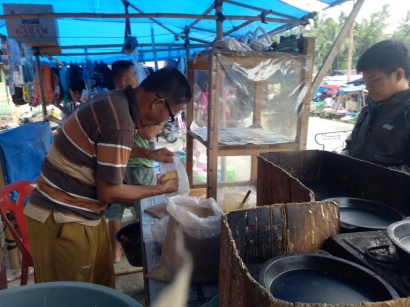 Belajar tentang Perjuangan Hidup Seorang Laki-laki Tua Penjual Martabak di Sebuah Pasar Tradisional
