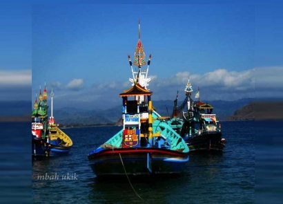 Perahu Barcelona, Real Madrid, dan Jack Sparrow Berlabuh di Pantai Selatan Jawa