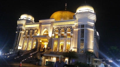 Cinta dan Kasih Sayang dalam Kemegahan Masjid Agung Trans Studio Bandung