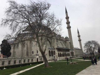 Naik-naik ke Puncak Bukit di Istanbul, Ketemunya Masjid Sulaimaniyeh