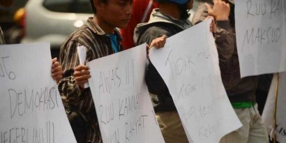 Demokrasi ala Indonesia dan Burung Gagak