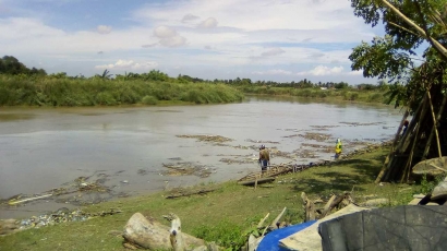 Ngabuburit di Pinggir Sungai Citarum