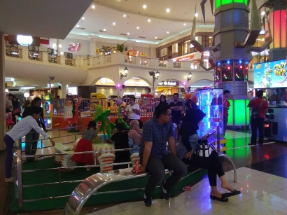 Mall Ramai Saat Ngabuburit, Berbeda Halnya Dengan Suasana Desa