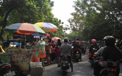 Pasar Kaget Ramadan yang "Merampas" Fungsi Jalan