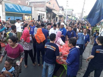 Guna Perpaduan Nasionalis Religius, DPD NasDem Surabaya Bagi Takjil Di 31 Titik Lokasi