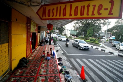 Mengulik Nuansa Merah Oriental di Masjid Lautze-2, Bandung