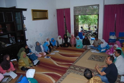 Tebarkan THR di Malam Ramadan