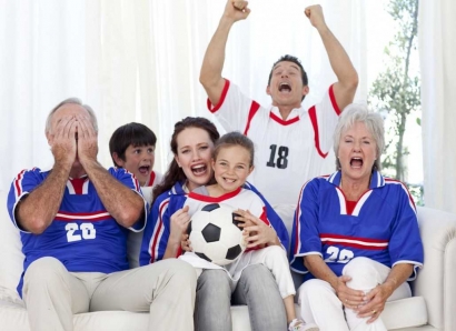3 Alasan Serunya Nobar Piala Dunia dengan Keluarga