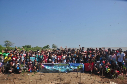 Kerabat Muda MSF Tanam Mangrove di Pantai Maranata Tegalombo