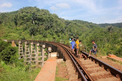 Melintasi Jembatan Bersejarah "2 in 1" Cirahong yang Penuh Misteri